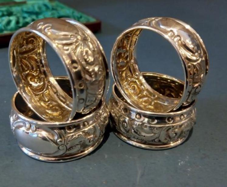 Immaculate Set of Four Silver Napkin Rings in Case - Image 2