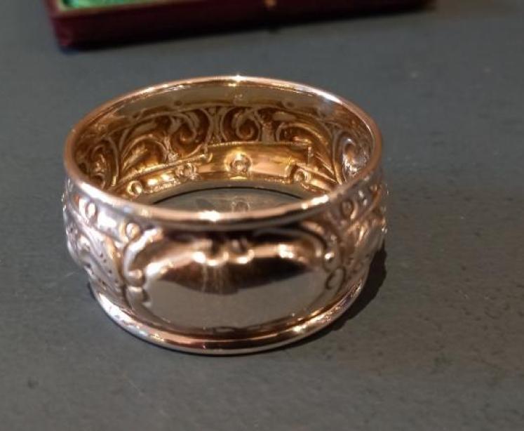 Immaculate Set of Four Silver Napkin Rings in Case - Image 3