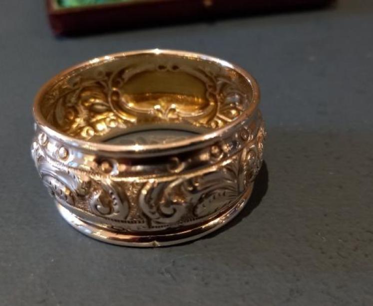 Immaculate Set of Four Silver Napkin Rings in Case - Image 4