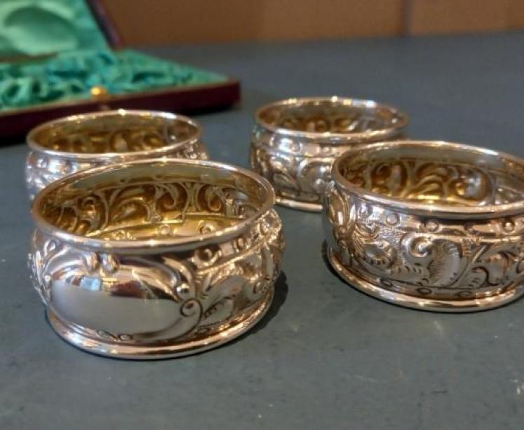 Immaculate Set of Four Silver Napkin Rings in Case - Image 6