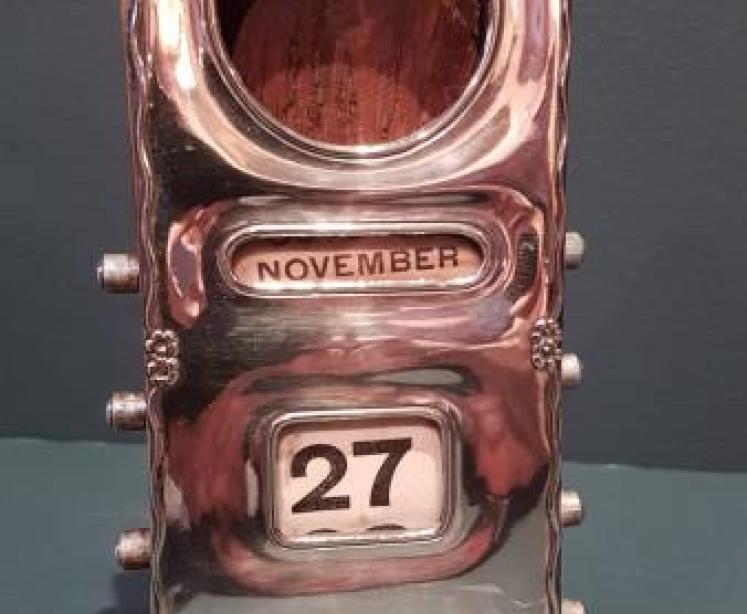 Silver Perpetual Desk Calendar and Pocket Watch Holder - Image 1