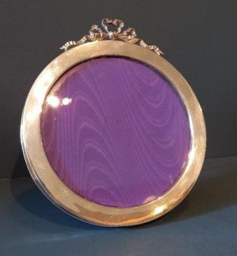 Silver Circular Ribbon Top Photo Frame