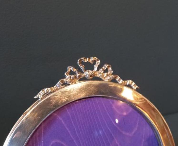 Silver Circular Ribbon Top Photo Frame - Image 2