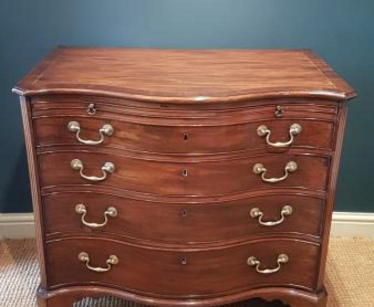 Fine Quality George III Mahogany Serpentine Fronted Chest of Drawers - Image 1