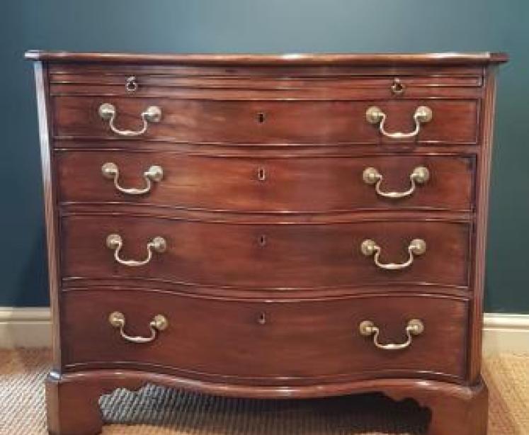 Fine Quality George III Mahogany Serpentine Fronted Chest of Drawers - Image 6