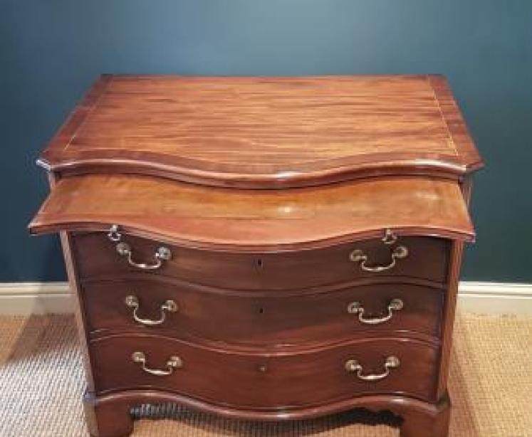 Fine Quality George III Mahogany Serpentine Fronted Chest of Drawers - Image 7