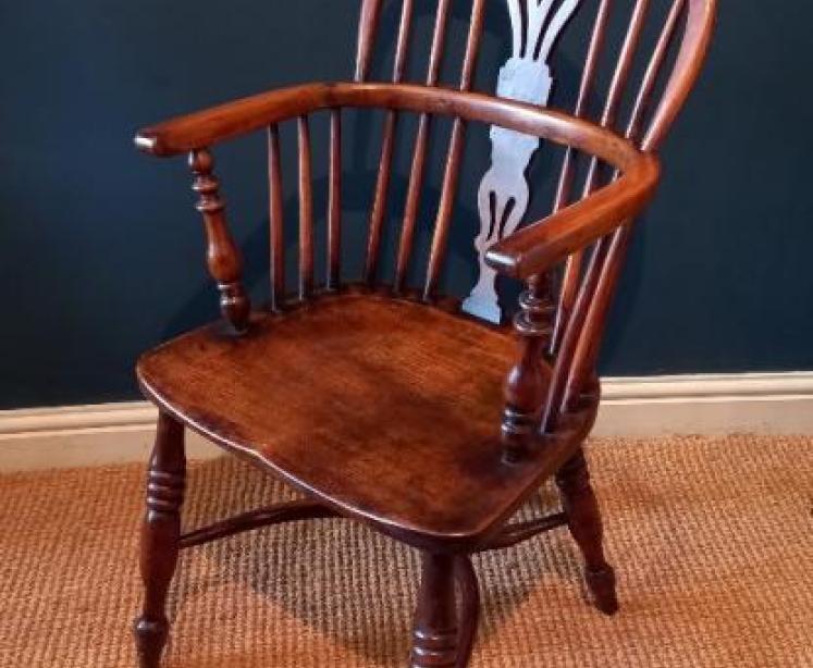Early Victorian Ash & Yew Low Back Windsor Armchair - Image 7
