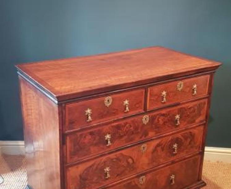 George II Walnut Chest of Drawers  - Image 2