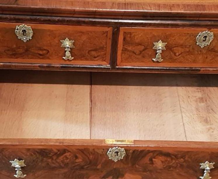 George II Walnut Chest of Drawers  - Image 4