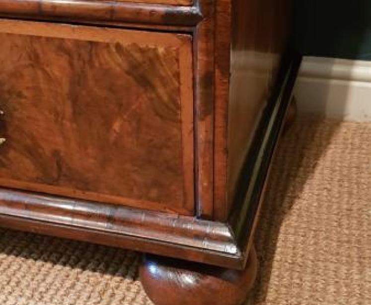 George II Walnut Chest of Drawers  - Image 5