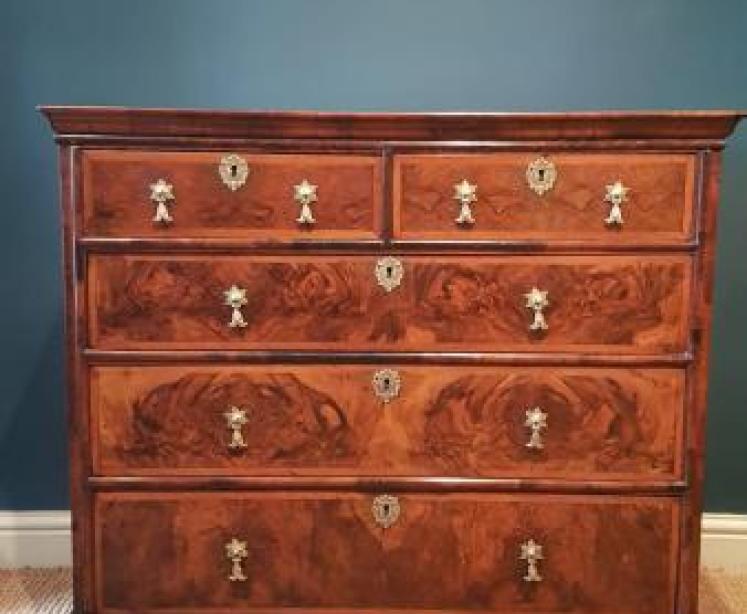George II Walnut Chest of Drawers  - Image 7