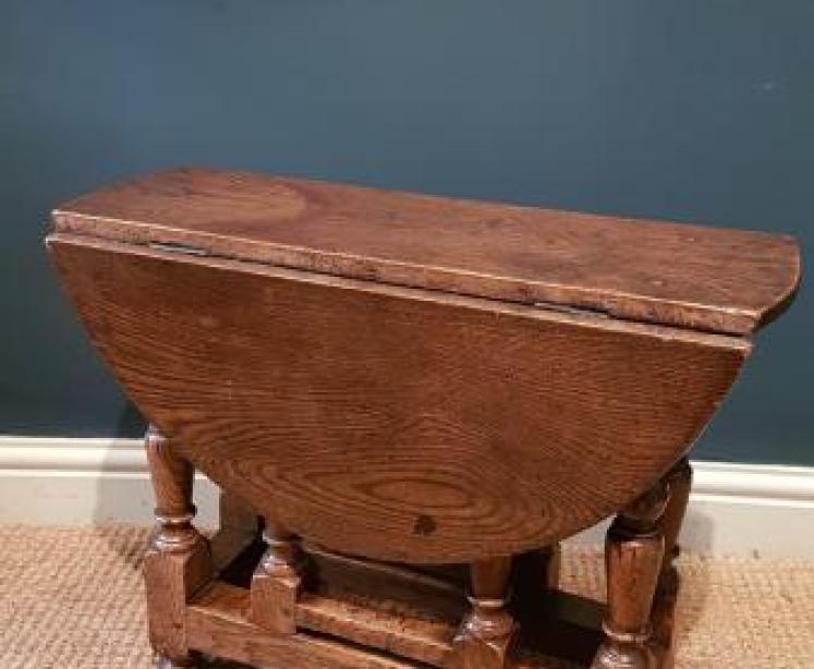 Small George III Style Occasional Oak Table - Image 1