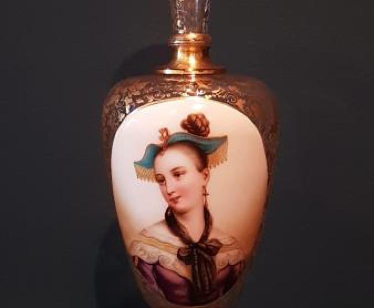 Pair of Fine Quality Bohemian Portrait Vases - Image 5