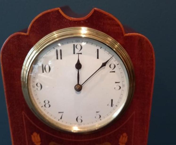 Fine Edwardian Period Scalloped Top Inlaid Mantel Clock - Image 2