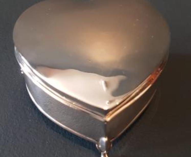 George V Silver Heart Shaped Ring Box - Image 1