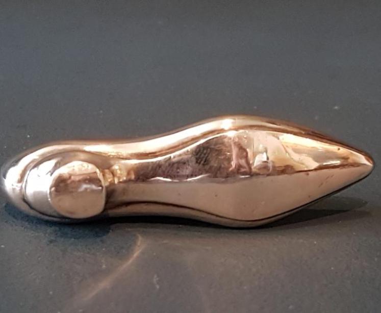 Levi and Salaman Silver Court Shoe Pin Cushion - Image 2