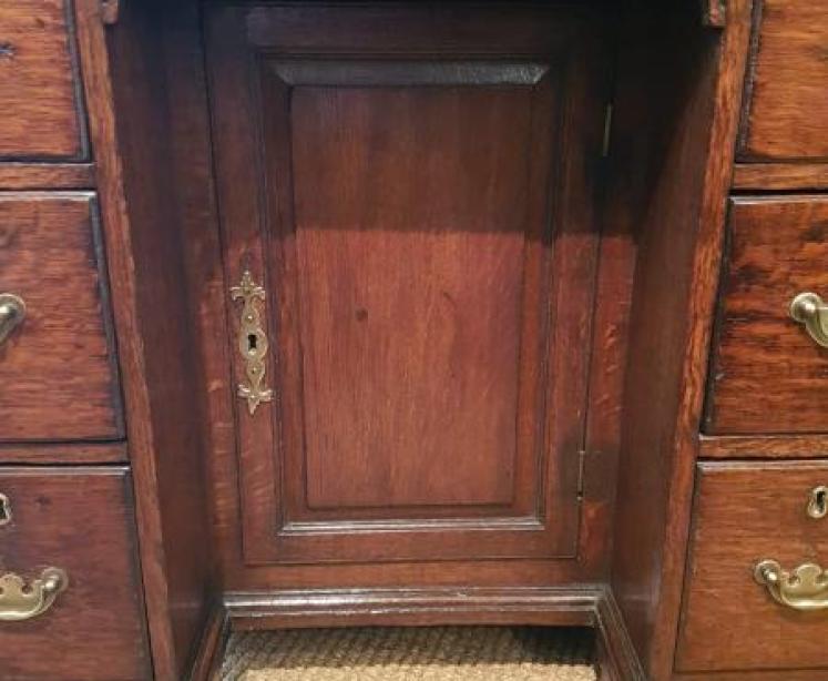 George ll Oak Kneehole Desk  - Image 3