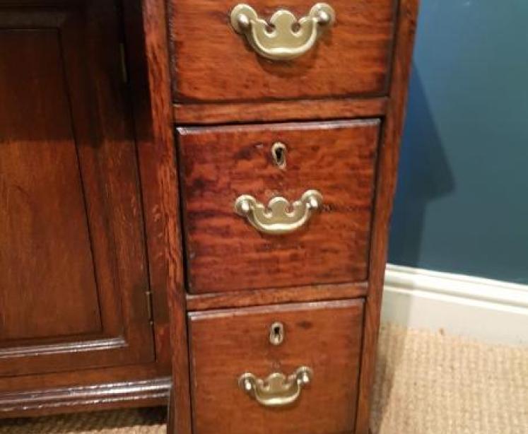 George ll Oak Kneehole Desk  - Image 5