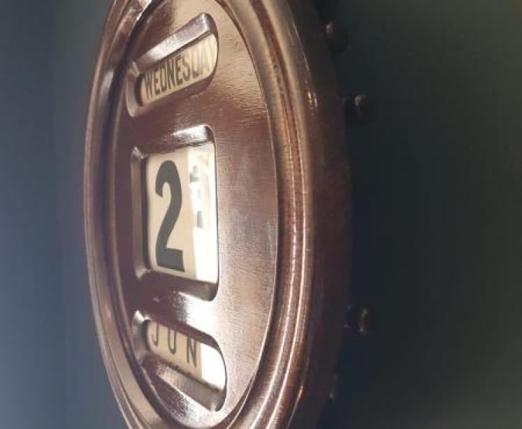 Edwardian Oak Perpetual Wall Calendar  - Image 4