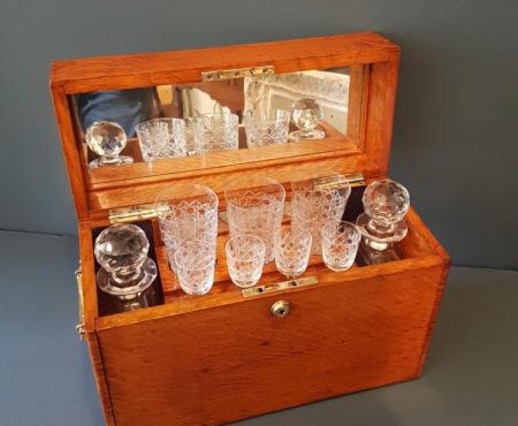 Immaculate Victorian Oak Gentleman`s After Dinner Tantalus Box - Image 6