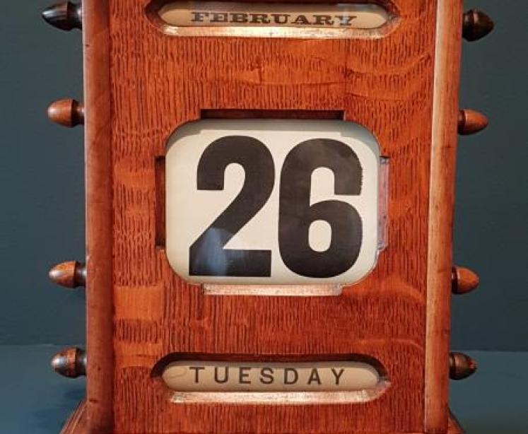 Edwardian Oak Perpetual Desk Calendar - Image 1