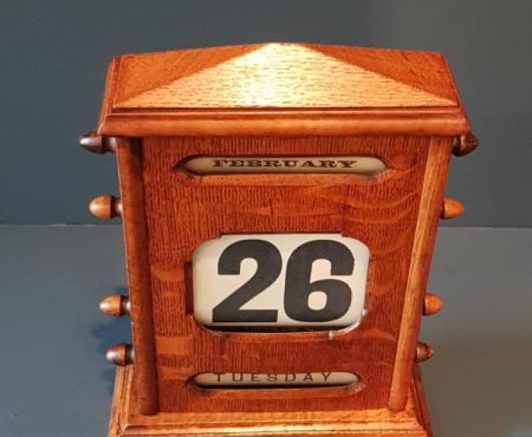 Edwardian Oak Perpetual Desk Calendar - Image 3