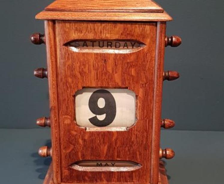 Edwardian Oak Perpetual Desk Calendar - Image 4