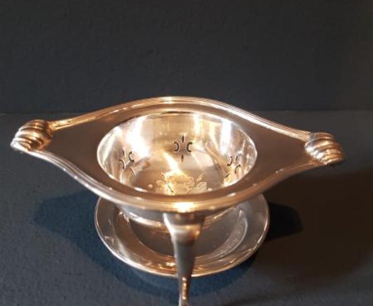Fine Quality Silver Tea Strainer and Stand - Image 1