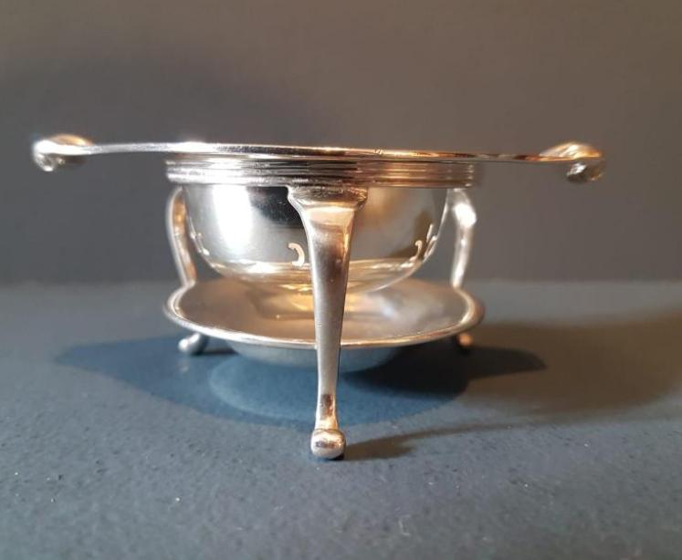 Fine Quality Silver Tea Strainer and Stand - Image 2