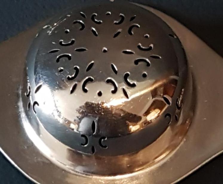 Fine Quality Silver Tea Strainer and Stand - Image 3