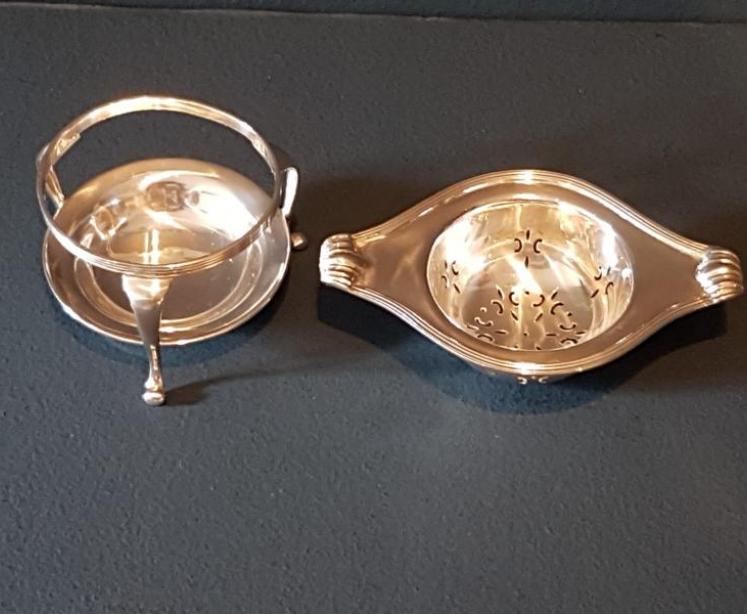 Fine Quality Silver Tea Strainer and Stand - Image 4
