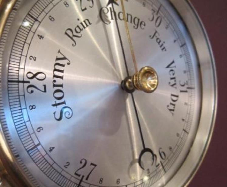 High Quality Victorian Polished Oak Aneroid Barometer - Image 4