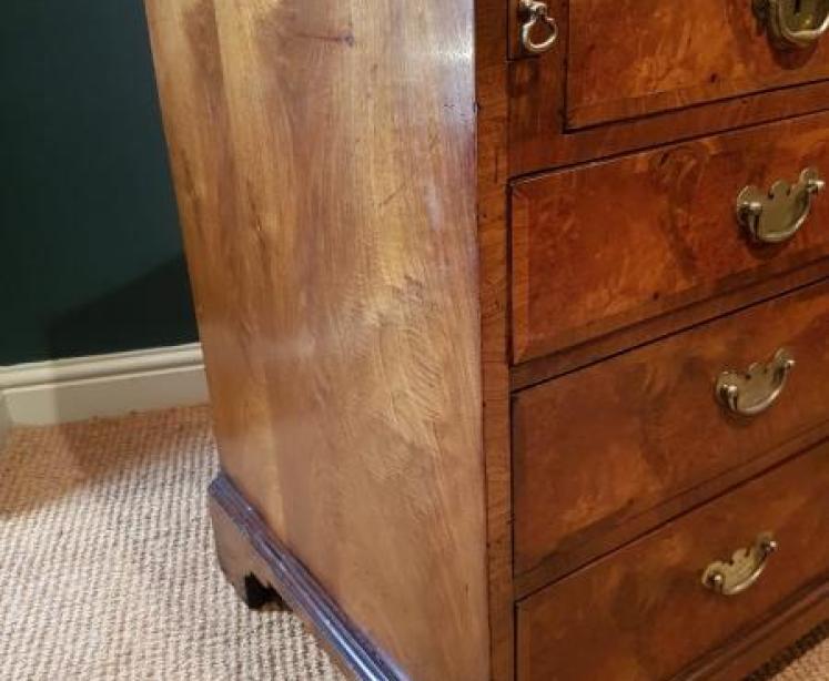 George III Figured Walnut Bachelors Chest - Image 5