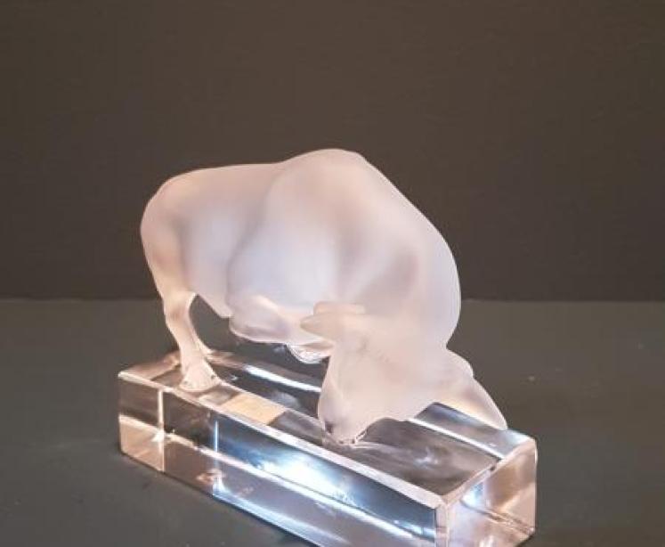 Lalique Opalescent Bull Paperweight  - Image 4