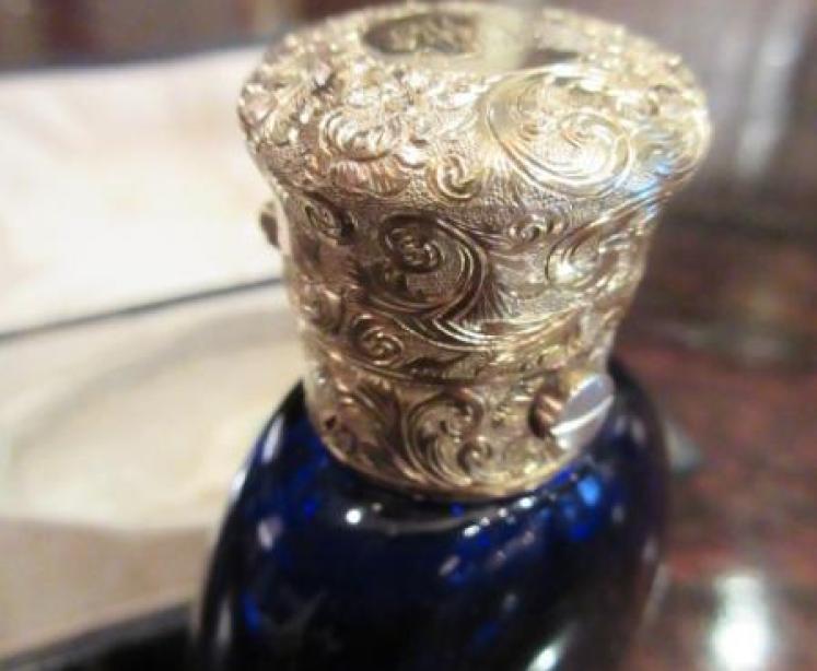 Superb Early Victorian Bristol Blue Cased Scent - Image 5
