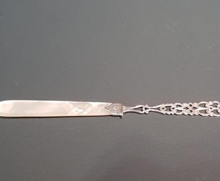 Fine Quality Silver and Mother of Pearl Paper Knife - Image 1