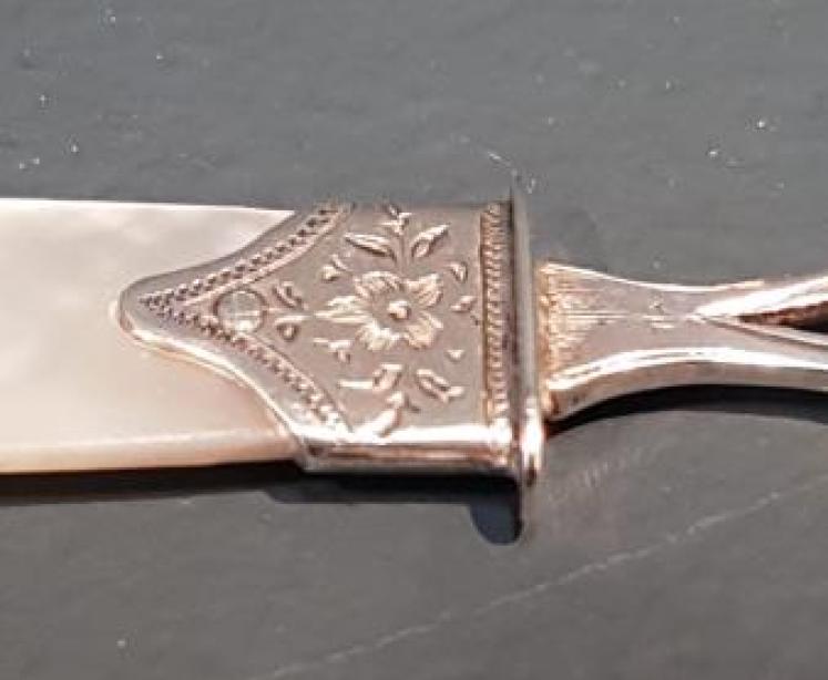 Fine Quality Silver and Mother of Pearl Paper Knife - Image 4