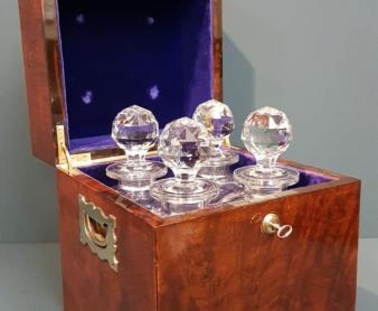 Fine Quality Victorian Walnut Decanter Box - Image 1