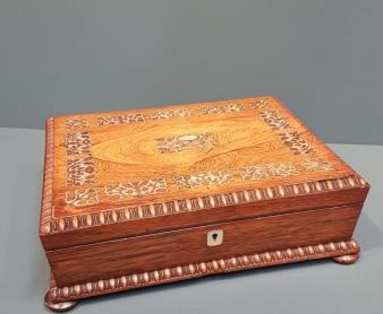 Mid Victorian Rosewood Card and Cribbage Box - Image 4
