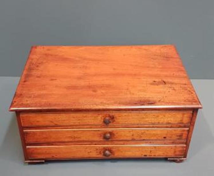 Small Victorian Walnut Table Top Collectors Chest - Image 3