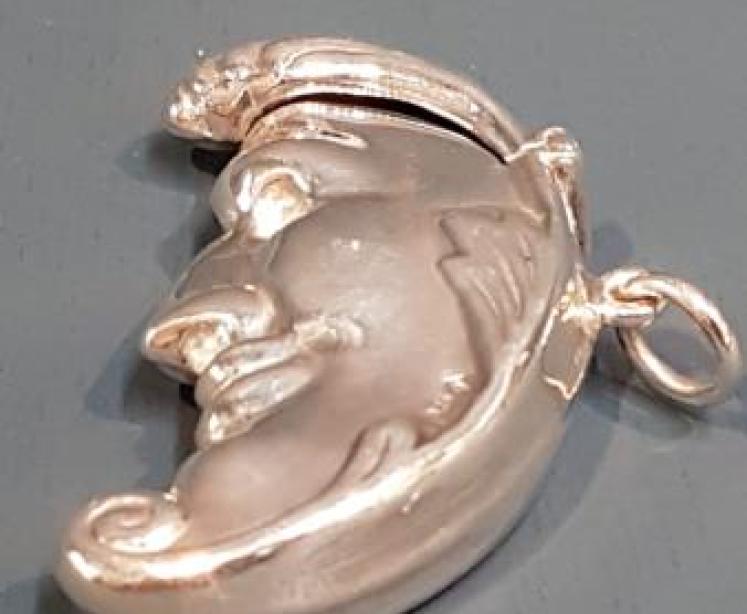 Silver Man in the Moon Vesta Case - Image 2