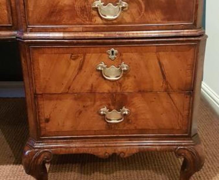 Fine Quality Edwardian Walnut Partners Desk - Image 2