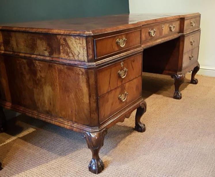 Fine Quality Edwardian Walnut Partners Desk - Image 6