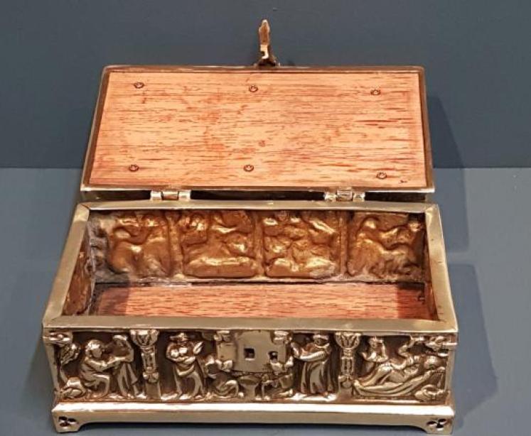 Victorian Cast Brass Casket - Image 4