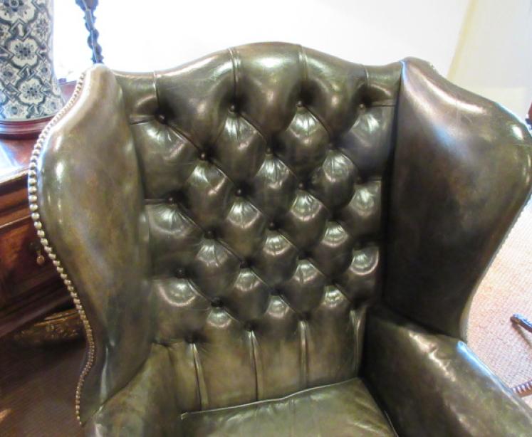 Superb Edwardian Leather Buttoned Wing Armchair - Image 5