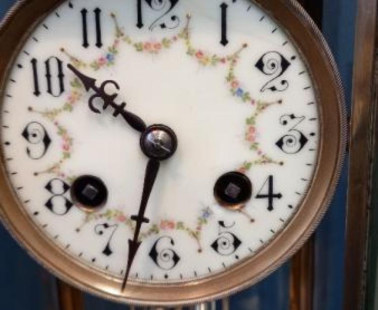 Small Victorian Brass 'Four Glass' Mantel Clock - Image 2