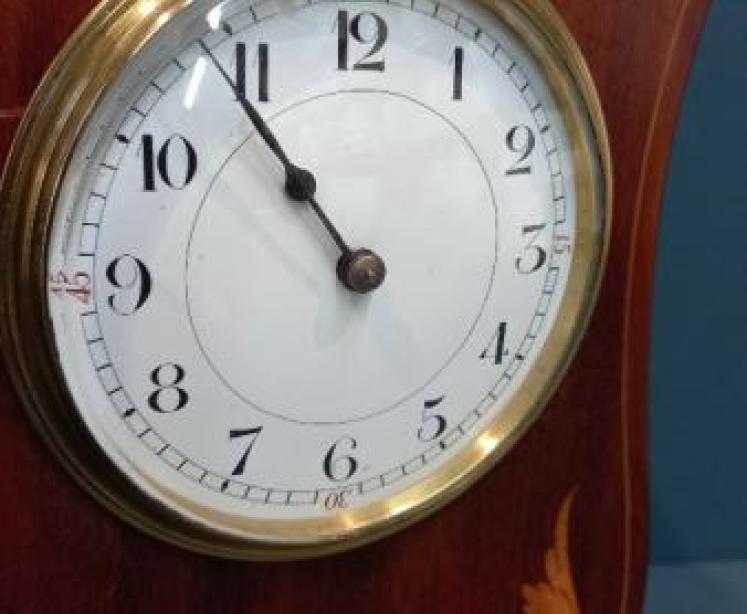 Edwardian Scalloped Top Inlaid Mantel Clock - Image 2