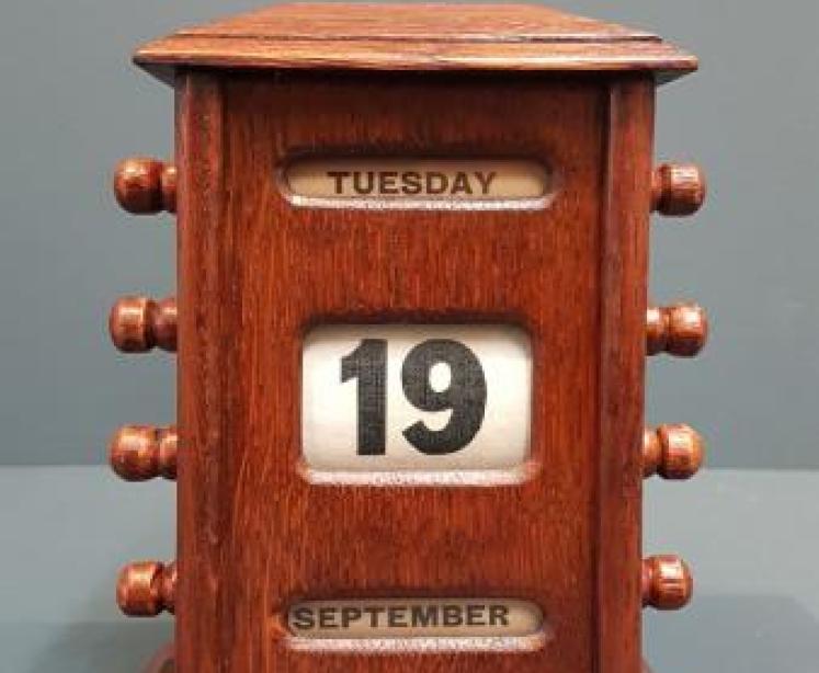 Edwardian Oak Perpetual Desk Calendar - Image 2