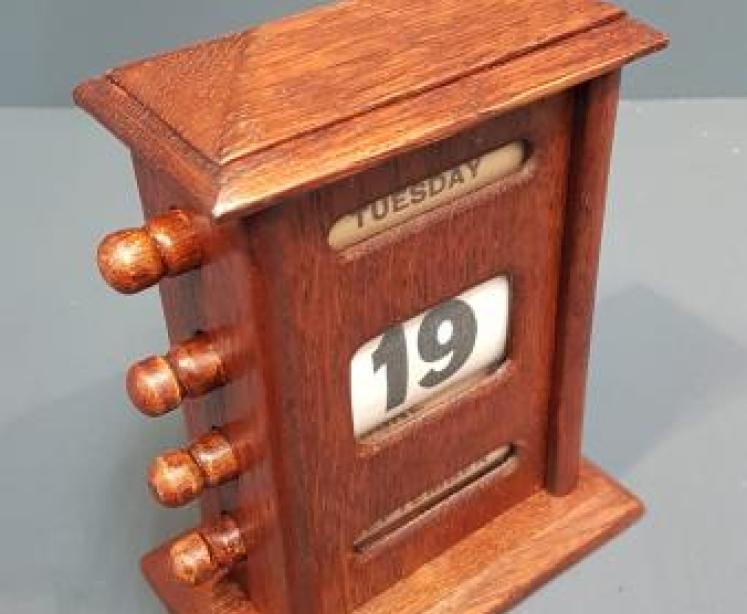 Edwardian Oak Perpetual Desk Calendar - Image 5