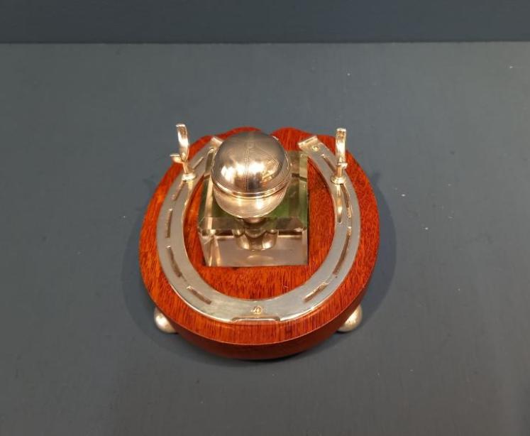 Victorian Oak Horse Racing Themed Pen & Inkstand - Image 3